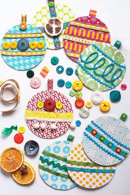 Manualidades de Navidad - Bolas de Navidad decoradas con telas y botones