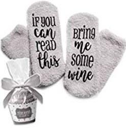 Regalos originales para tu mejor amiga calcetines de Vino Si Puedes Leer Esto Tráeme Vino