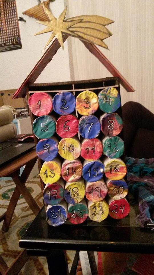 Calendario de adviento hecho con rollos de papel higiénico 