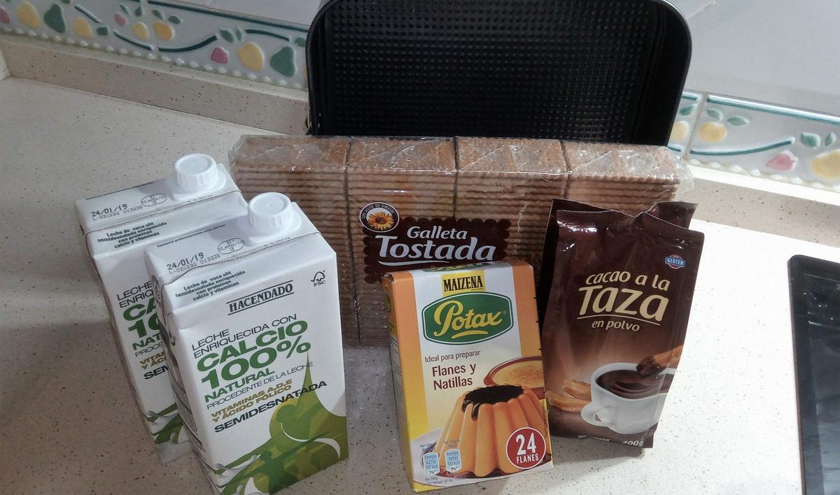 Ingredientes para hacer la tarta de galletas y chocolate.