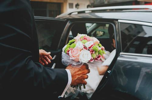 Padrino de boda en el coche