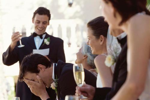Padrino de boda leyendo su discurso