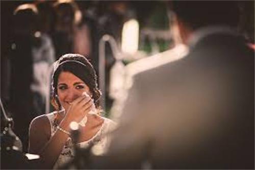 Novia emocionada escuchando discurso
