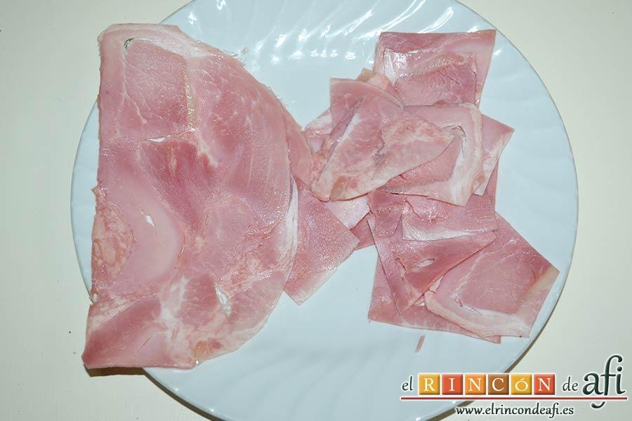 Enrolladitos de hojaldre con paté y lacón, trocear las lonchas de lacón
