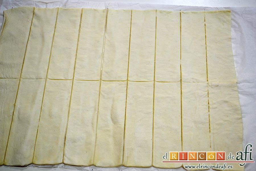 Enrolladitos de hojaldre con paté y lacón, extender la hoja de hojaldre y cortarla en rectángulos de 2 cm de grosor
