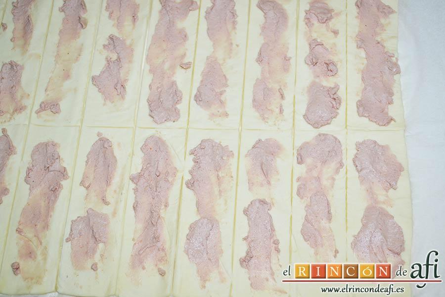 Enrolladitos de hojaldre con paté y lacón, extender paté sobre cada rectángulo de hojaldre