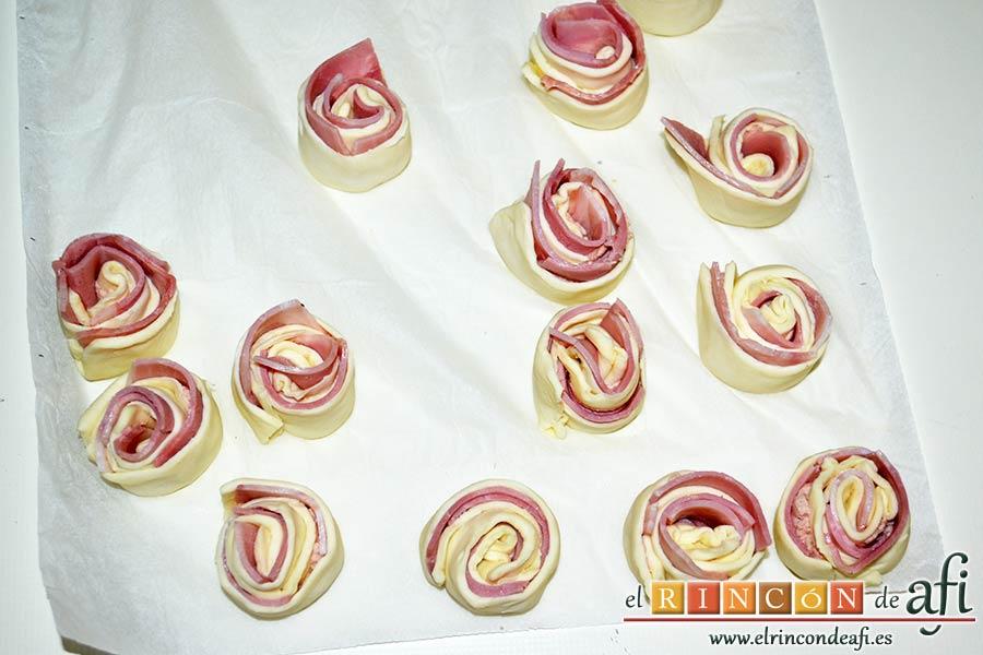 Enrolladitos de hojaldre con paté y lacón, formar los rollitos