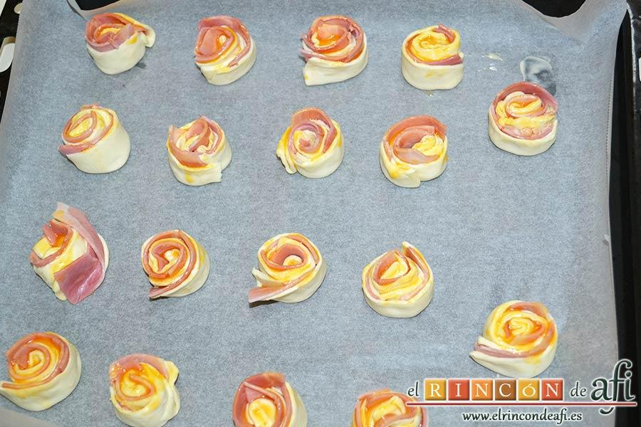 Enrolladitos de hojaldre con paté y lacón, disponer sobre la bandeja de horno forrada con papel de horno y hornear