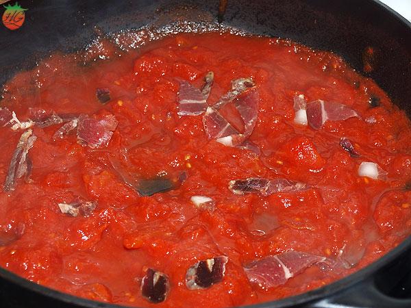 Huevos en salsa de tomate paso 1