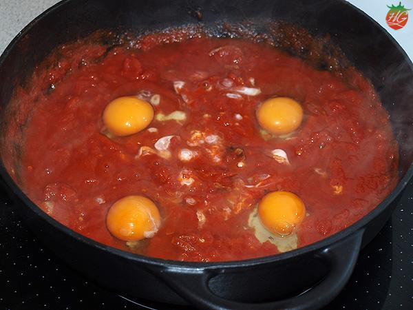 Huevos en salsa de tomate paso 2