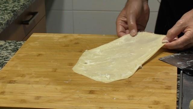 Estiramos la masa de la ensaimada