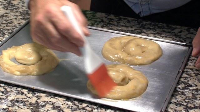 Con la forma la pintamos de huevo