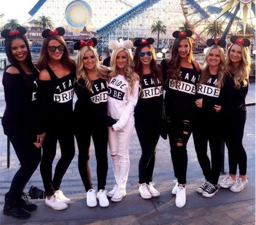 Chicas de fiesta en despedida de soltera