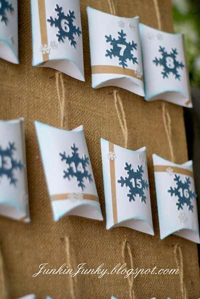 calendario de adviento en un panel