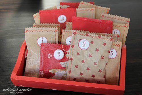 calendario de adviento hecho con sobres bonitos en una bandeja