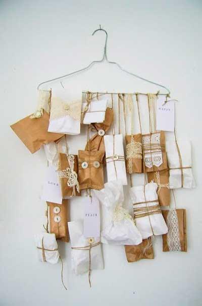 calendario de adviento hecho con una percha de colgar ropa