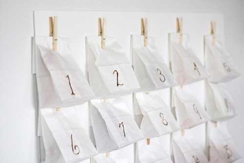 calendario de adviento hecho con bolsas de papel blancas