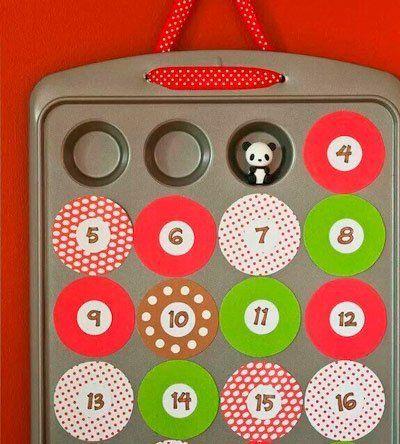 calendario de adviento hecho con un molde para el horno de pasteleria