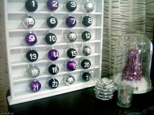 calendario de adviento hecho con bolas del árbol de navidad