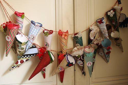 calendario de adviento hecho con cartulinas enrolladas como cucuruchos