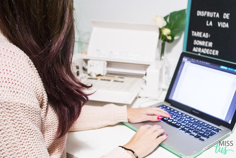 Cortar madera de balsa con curio