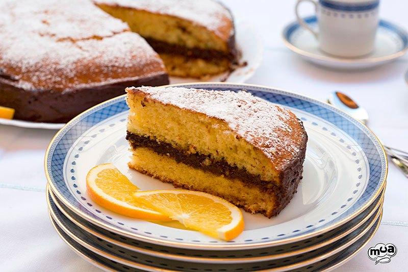 Bizcocho de naranja relleno de chocolate
