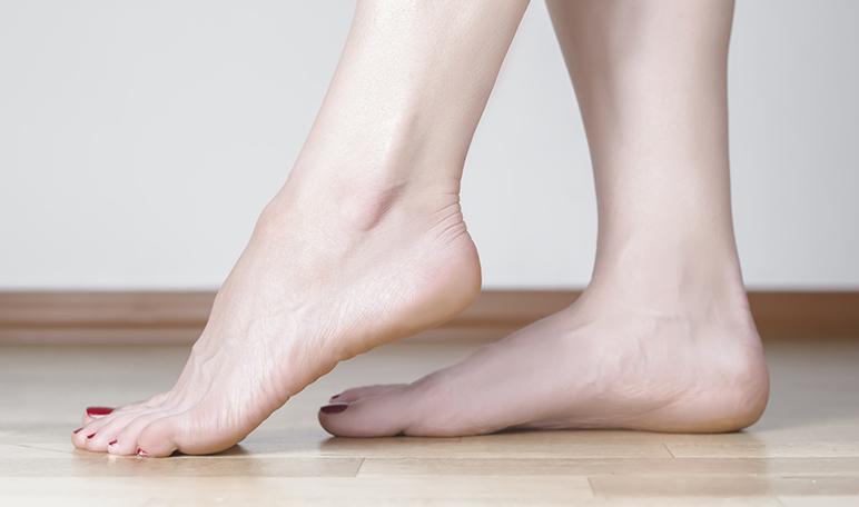 Cómo reducir la hinchazón de los pies de forma natural - Trucos de belleza caseros