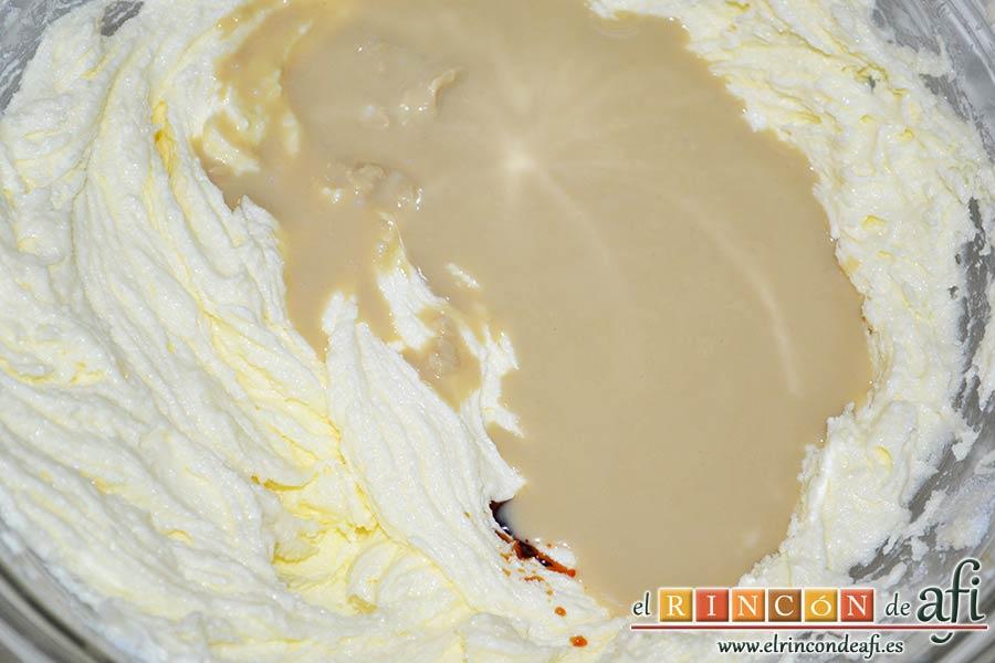 Galletas de pasta de sésamo, añadir el tahini y la esencia de vainilla