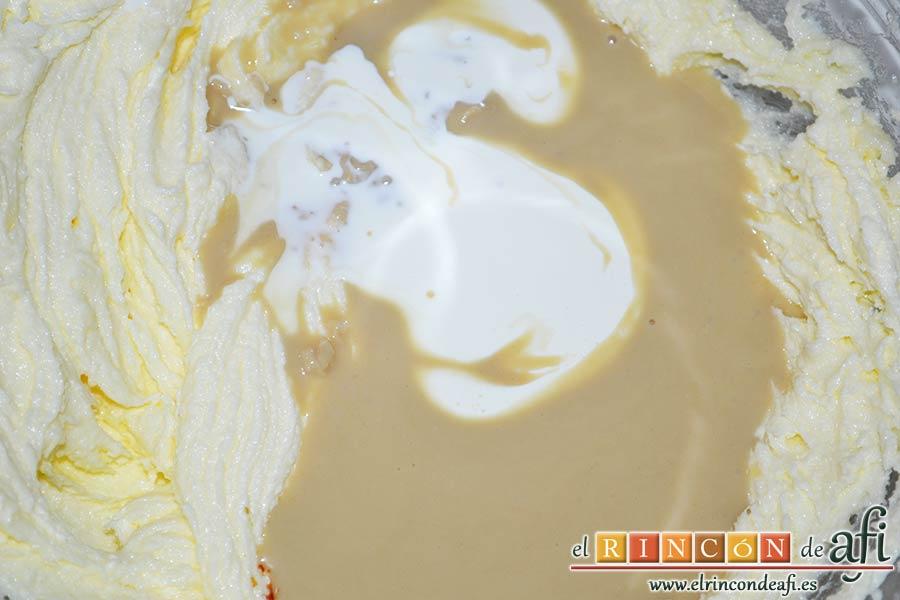Galletas de pasta de sésamo, añadir la nata (crema de leche)