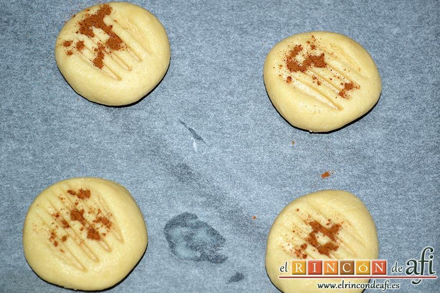Galletas de pasta de sésamo, terminar de mezclar con las manos, formar las galletas con porciones de masa, disponer en bandeja de horno, marcar con tenedor y espolvorear con canela
