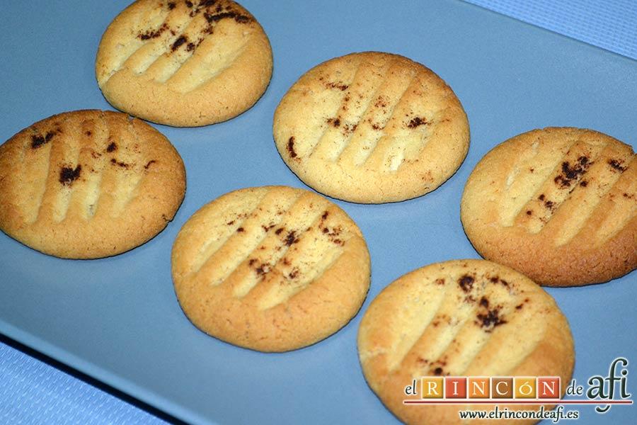 Galletas de pasta de sésamo, emplatar y servir