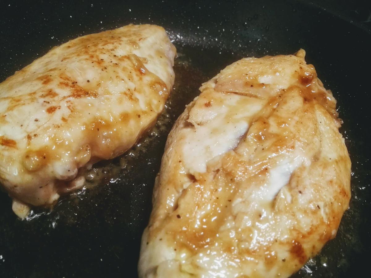 friendo las pechugas de pollo