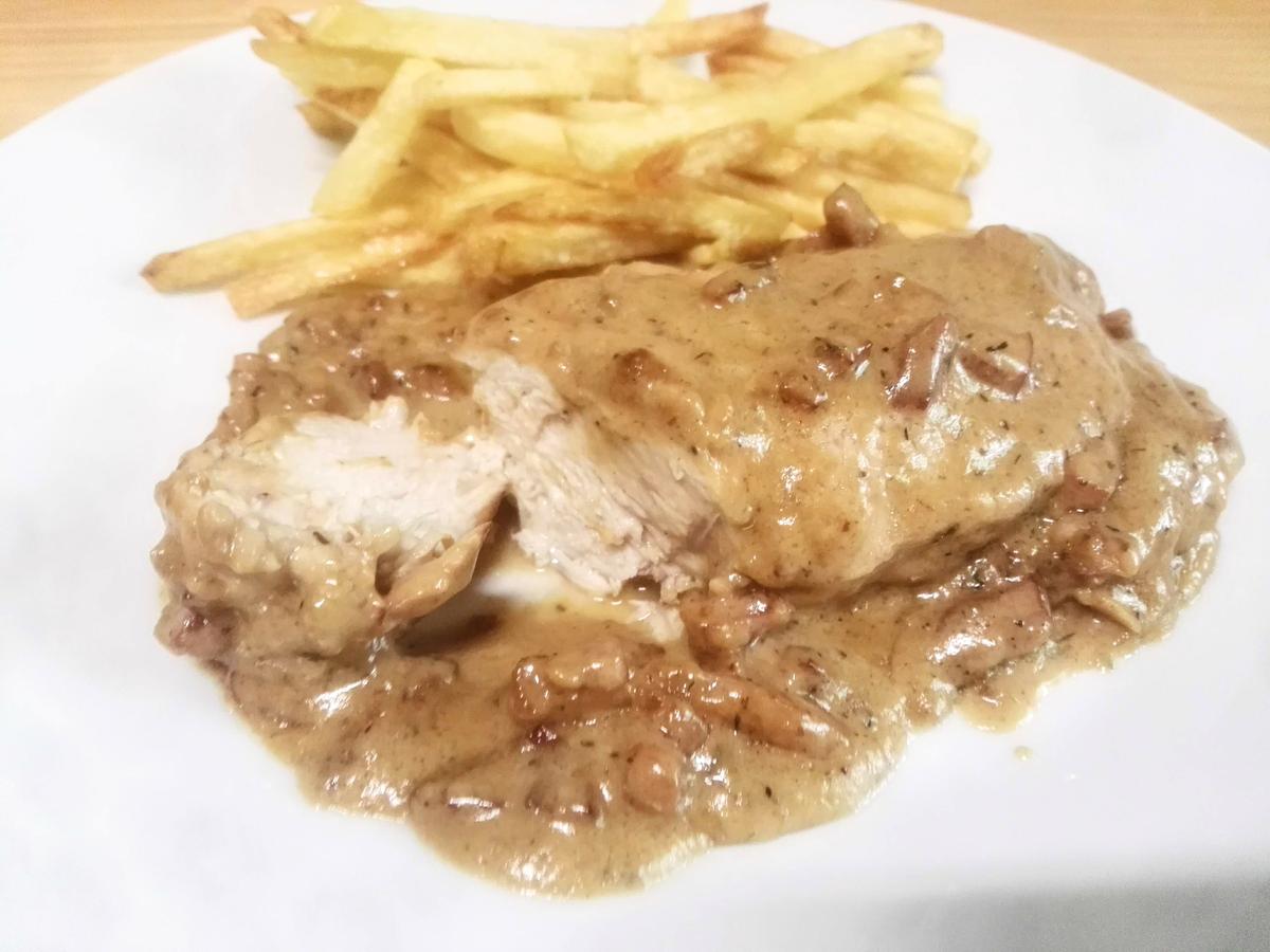 pechuga de pollo en salsa con nata (crema de leche) y miel mostaza y guarnición de patatas