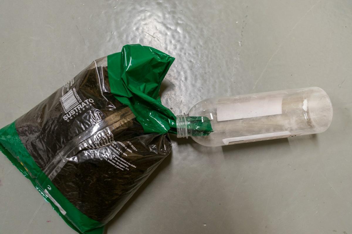 truco para echar la tierra en un terrario