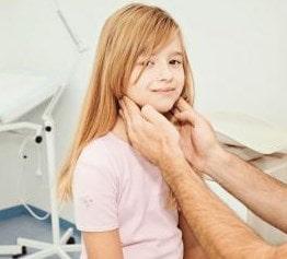 En una revisión de rutina se puede detectar adenopatía cervical 