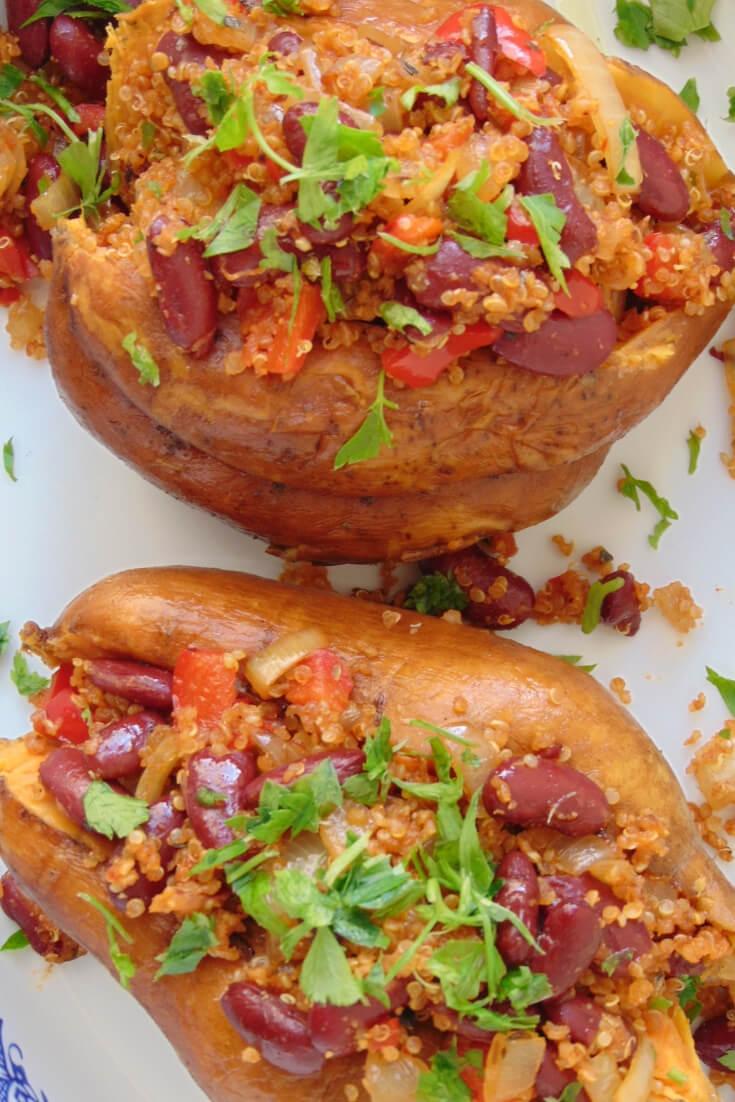 boniato relleno de alubias rojas y quinoa mexicano
