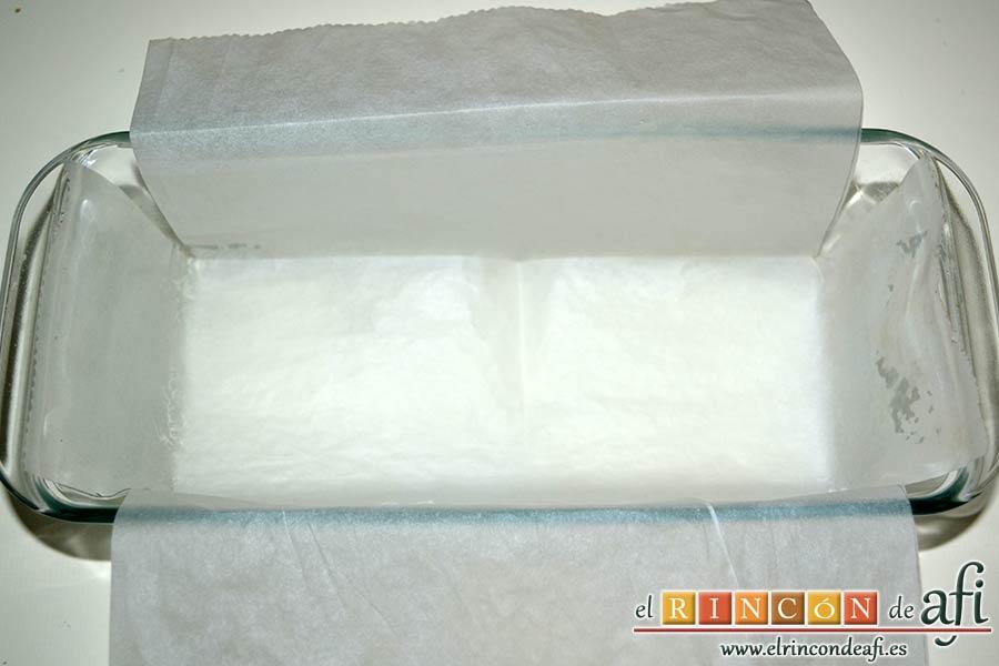 Pudin de salmón, untamos de mantequilla un molde de plum cake y lo forramos con papel de horno