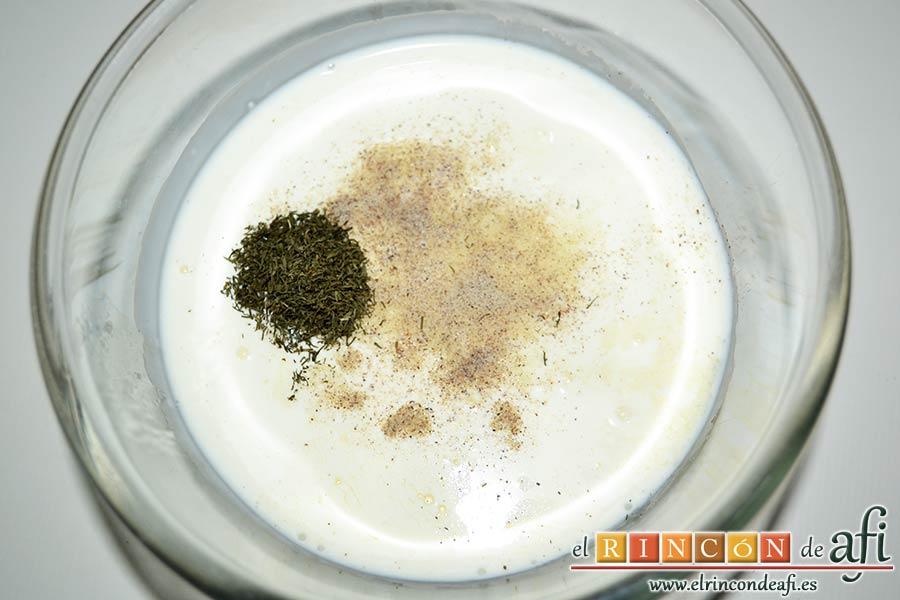 Pudin de salmón, en un bol ponemos los huevos con la nata (crema de leche), la pimienta blanca molida, la sal y la cucharadita de eneldo picado