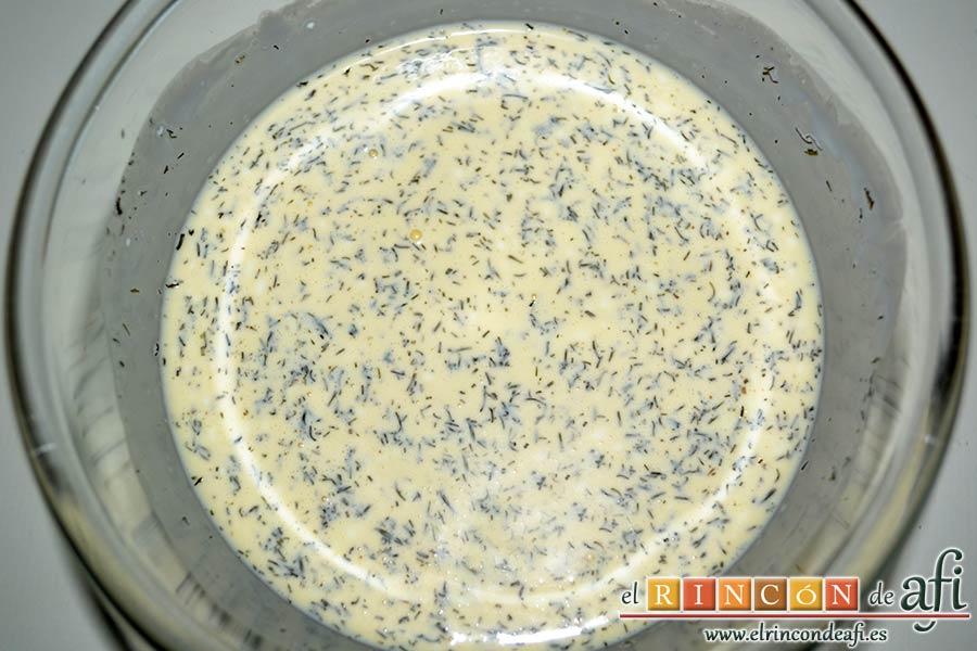 Pudin de salmón, mezclar bien con varillas manuales