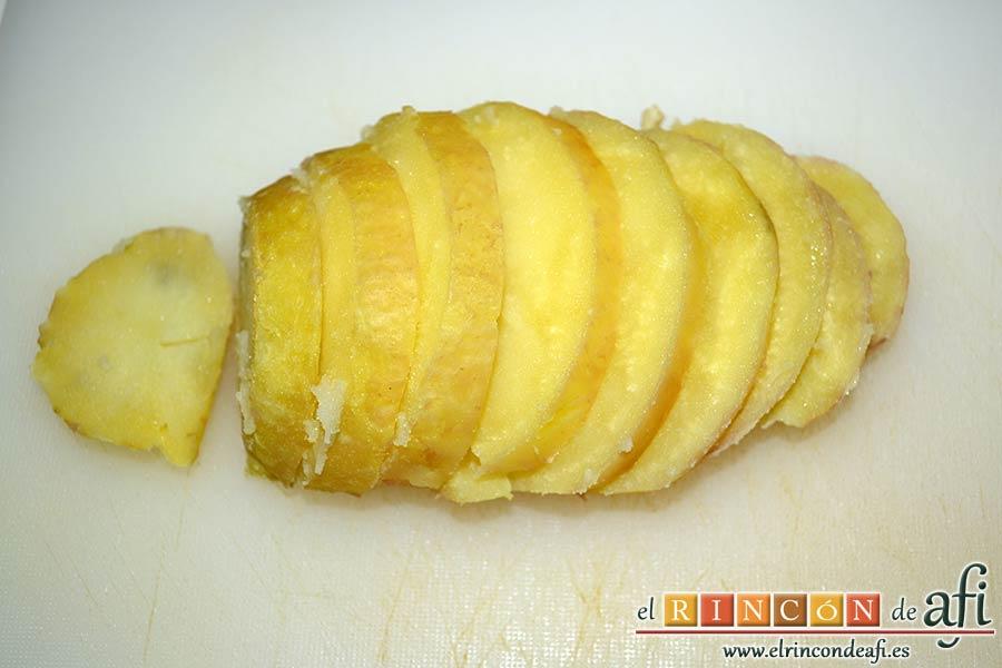 Pudin de salmón, cortas las papas en rodajas