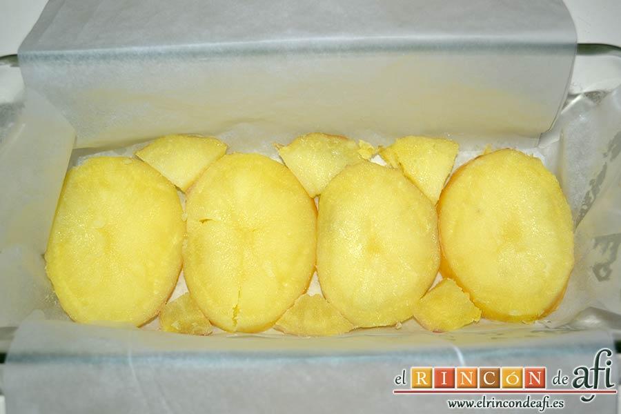 Pudin de salmón, poner en el molde una primera capa de papas rellenando todos los huecos