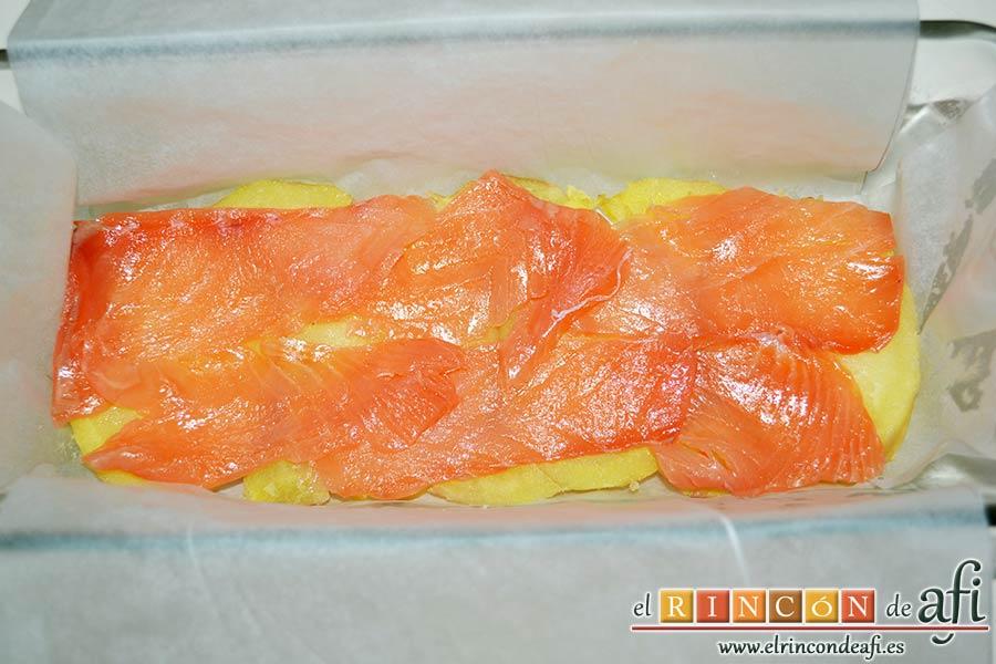 Pudin de salmón, sacar lonchas de salmón y ponerlas sobre las papas