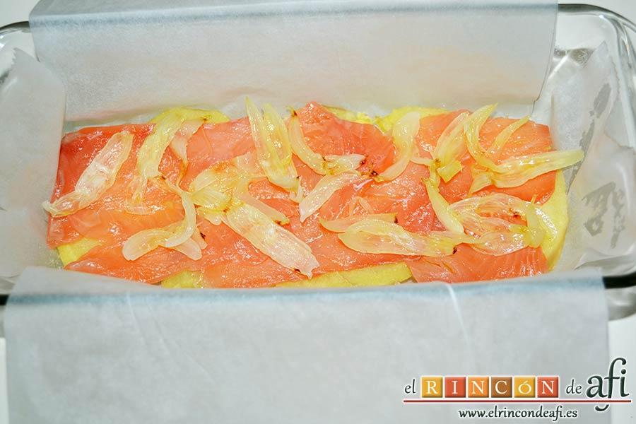 Pudin de salmón, cubrir con la mitad de las cebollas