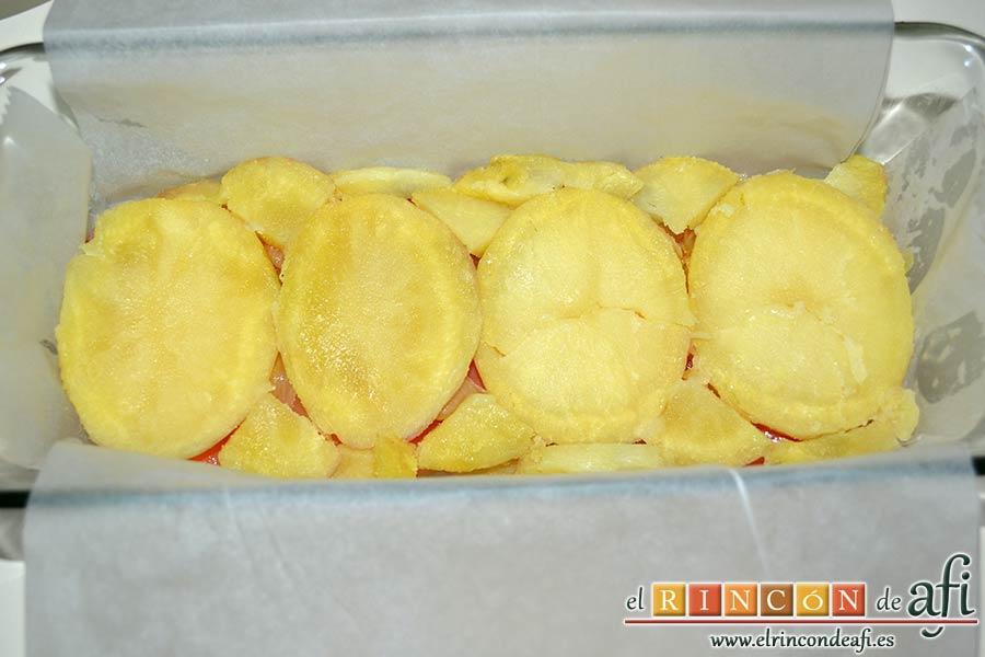 Pudin de salmón, poner encima otra capa de papas