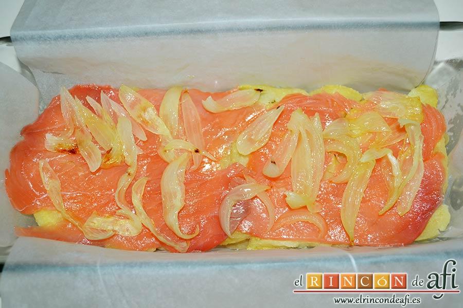 Pudin de salmón, poner el resto de la cebolla