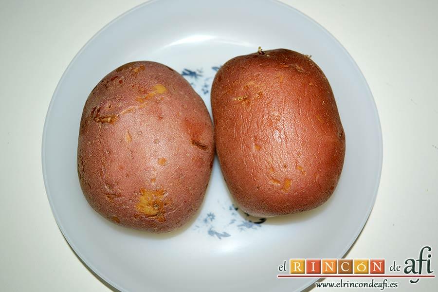 Pudin de salmón, limpiar bien la piel de las papas y secarlas