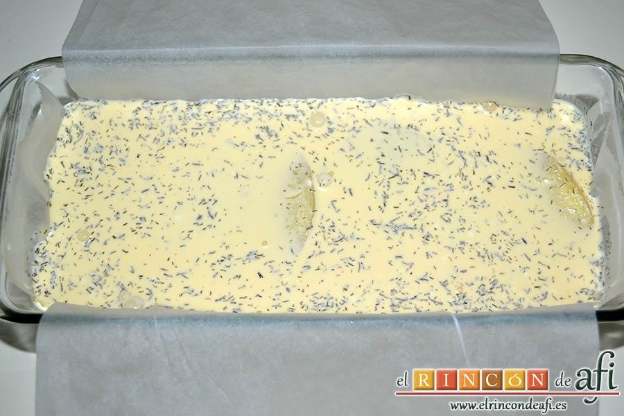 Pudin de salmón, cubrir con la mezcla de nata (crema de leche)