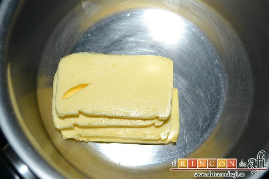 Pudin de salmón, cuando el pudin ya esté en el horno ponemos la mantequilla en en un cazo