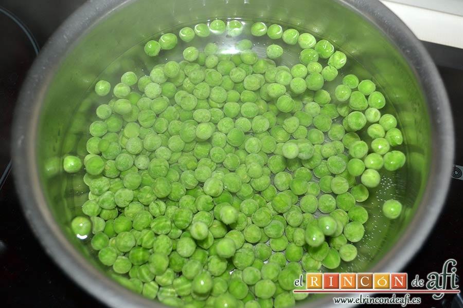 Pudin de salmón, darles un hervor a los guisantes congelados