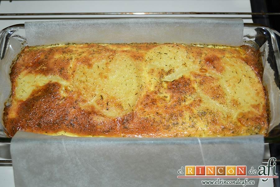 Pudin de salmón, cuando el pudin esté hecho sacarlo del horno y ponerlo a enfriar sobre una rejilla